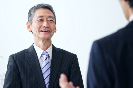 採用企業による書類審査、採用担当者との面接