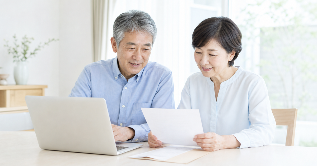 在職老齢年金の仕組みを確認するシニア夫婦