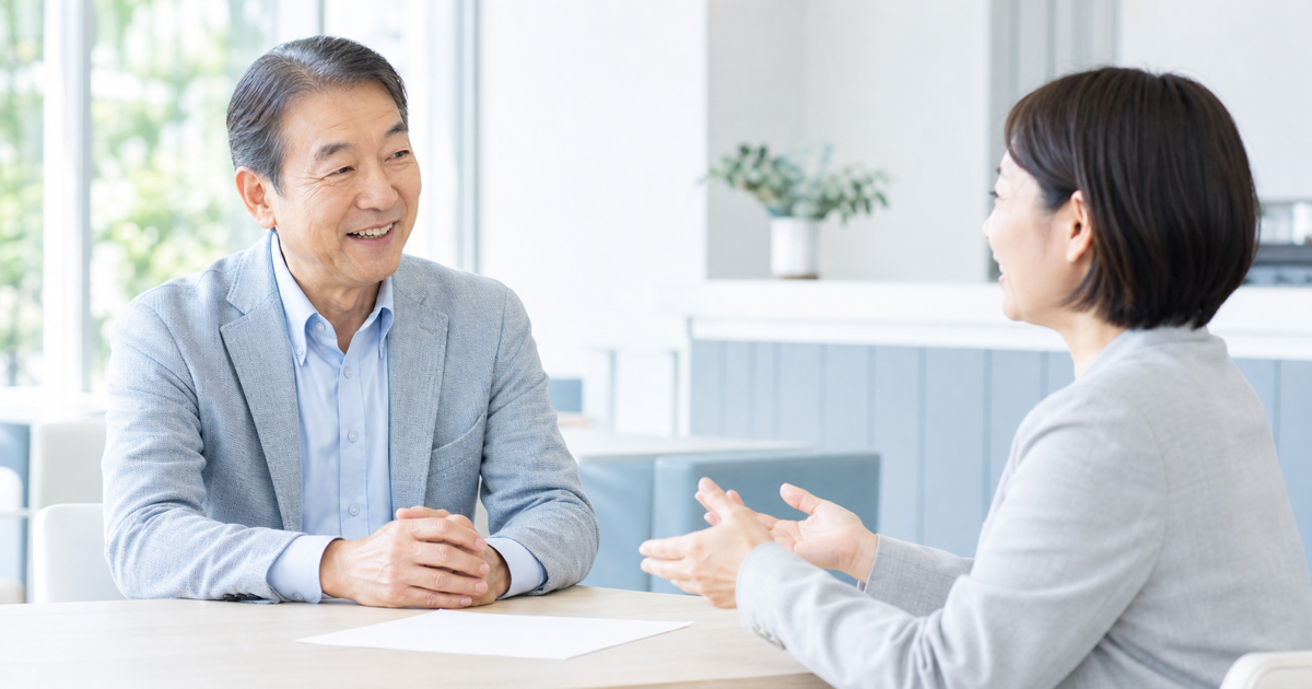 キャリア相談で担当者と話す60代の男性