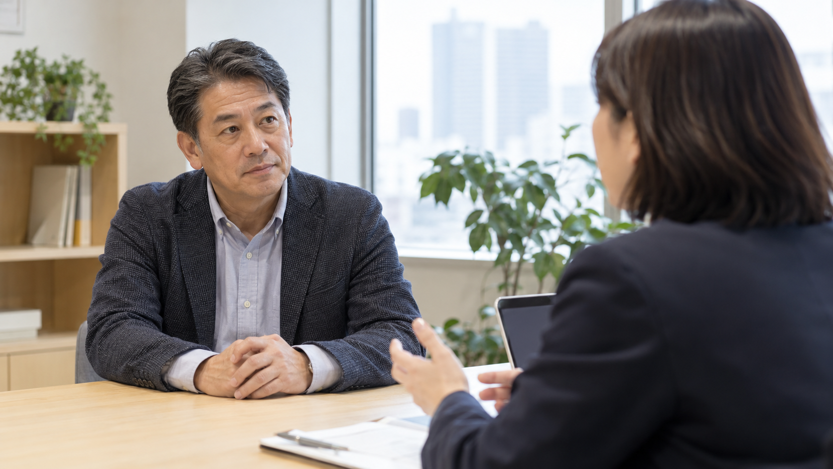 相談員と応募準備を話し合う50代男性のイメージ