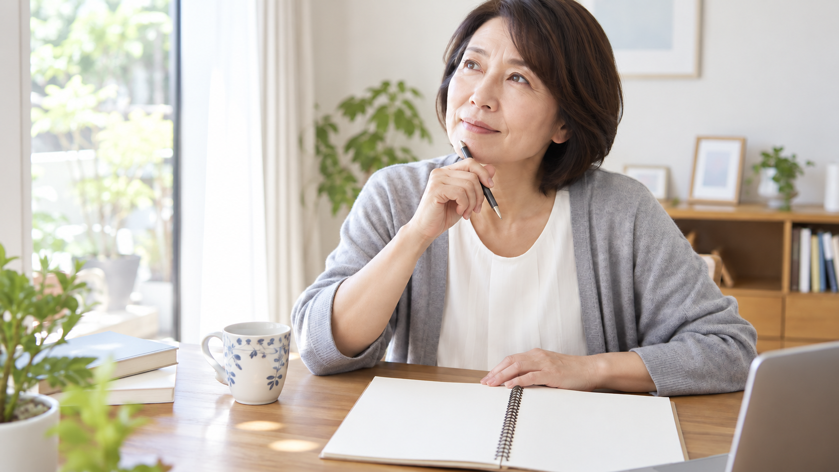 転職への疑問をノートに書く50代の女性