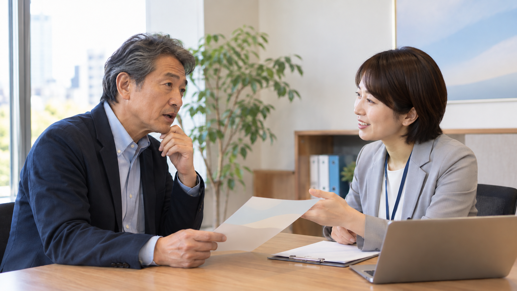 求人内容を相談担当者に質問する50代の男性