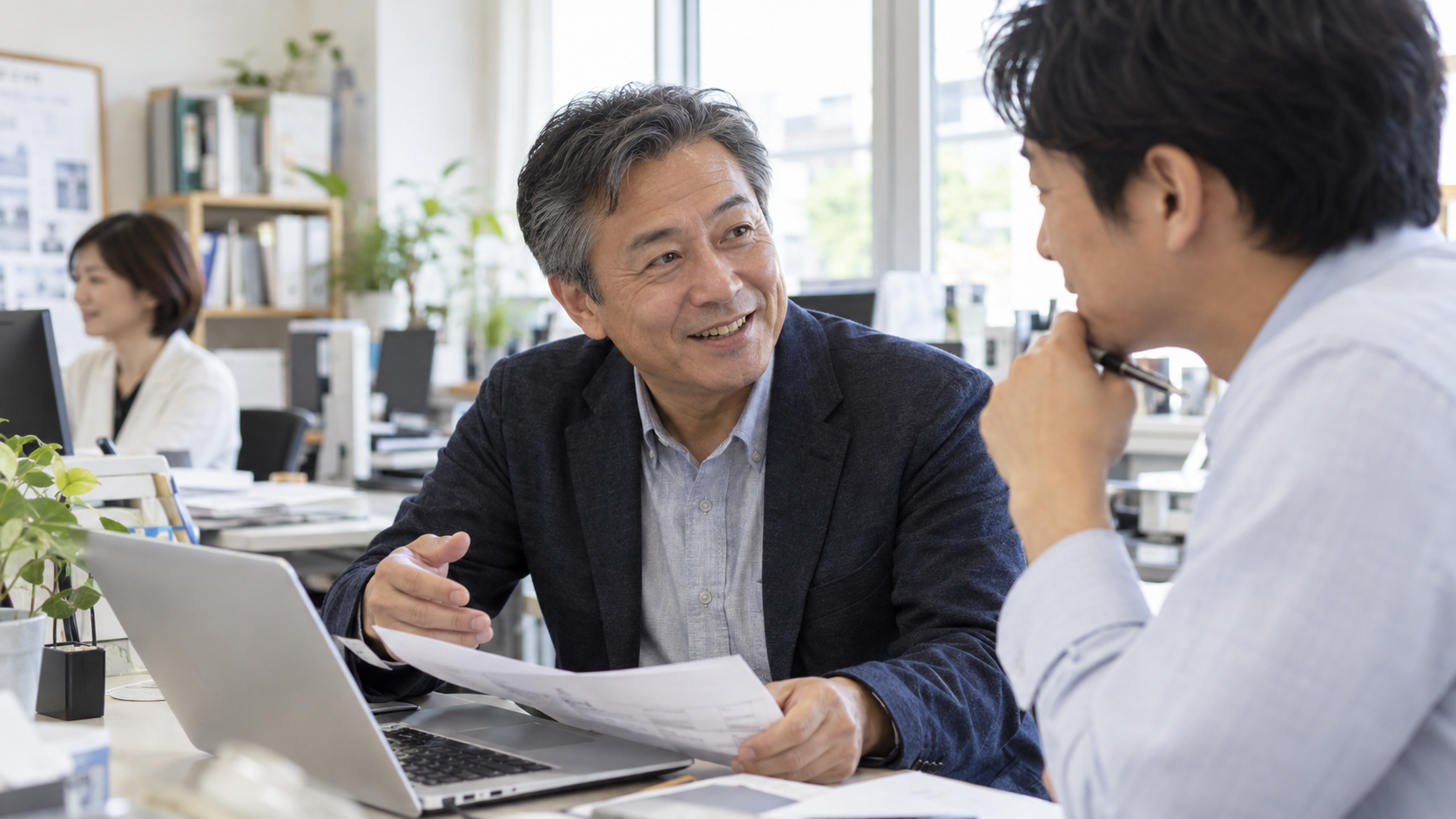 会社のオフィスで仕事内容を相談する50代の男性